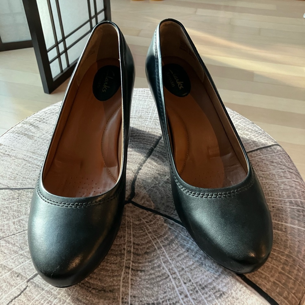 EUC Clarks 9M leather black heels